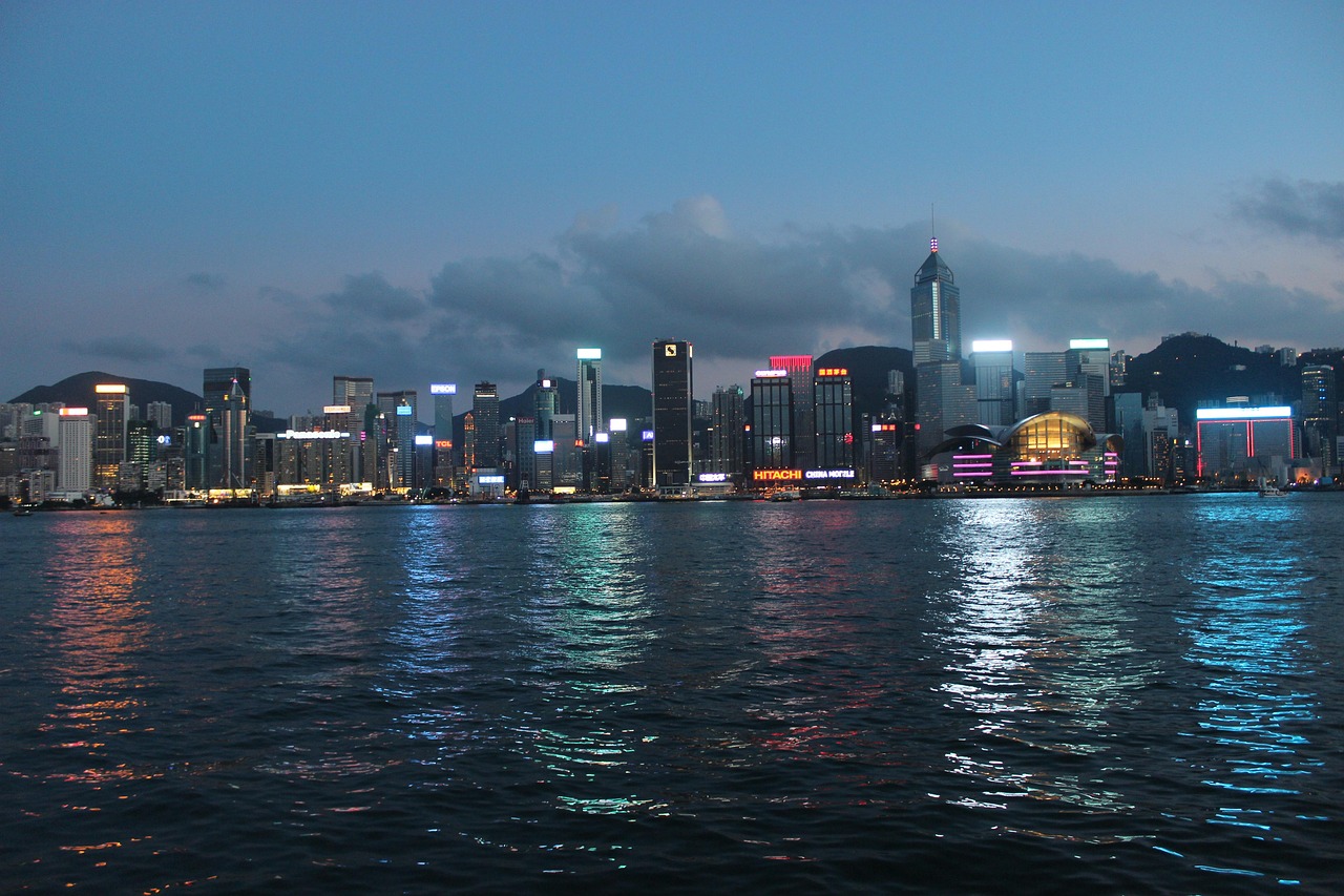 潍坊vs泰安夜景直播，当风筝之都遇上泰山之巅，谁更懂夜的温柔？